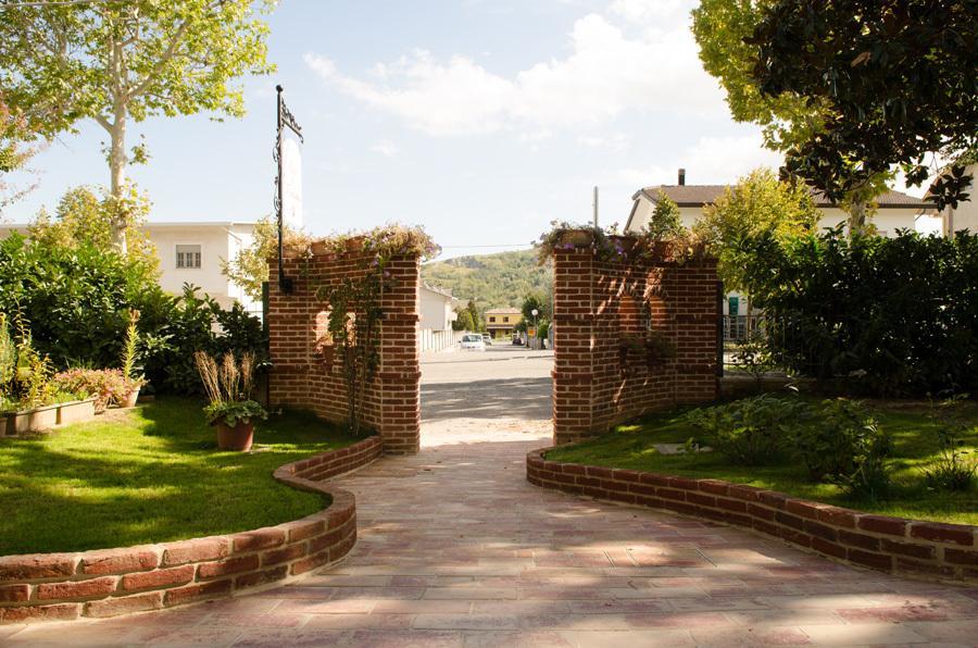 Rose E Merletti Hostal Sasso Feltrio Exterior foto