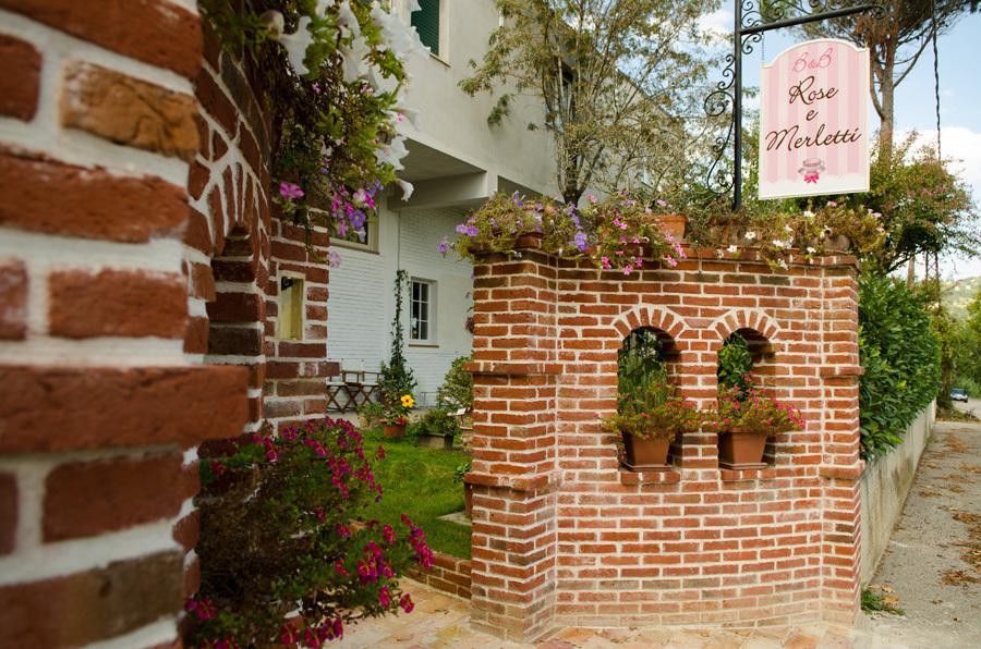 Rose E Merletti Hostal Sasso Feltrio Exterior foto